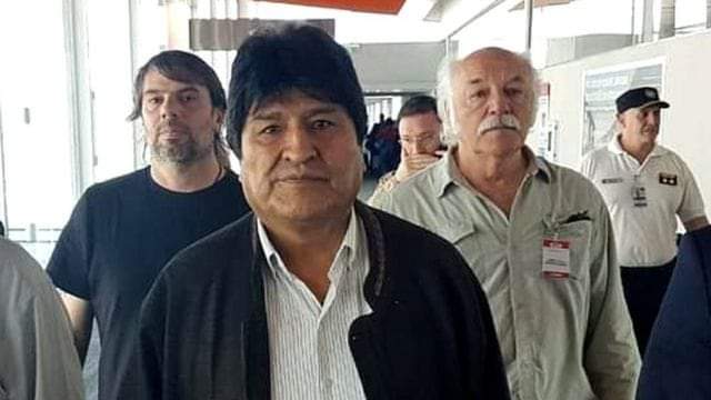 Dos periodistas corroboran que Evo Morales convivió con una joven boliviana en México y Argentina durante su exilio