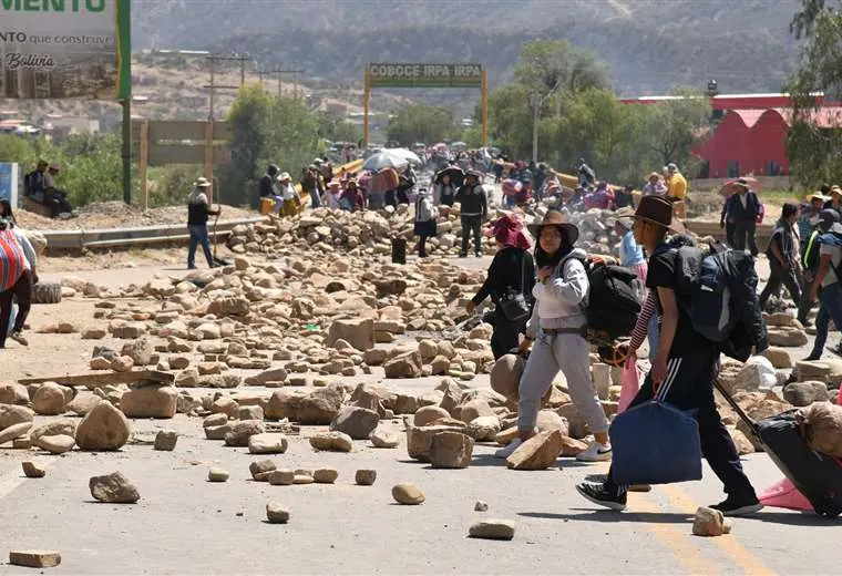 Bloqueos aíslan con violencia a Cochabamba y evistas ven posible la ‘captura’ de Evo