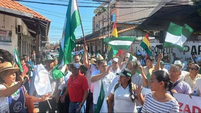 Sectores marchan en rechazo a la disposición séptima del PGE
