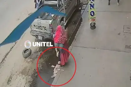 Mujer arroja en la calle cerca de Bs 180.000 y destapa presunto caso de violencia familiar