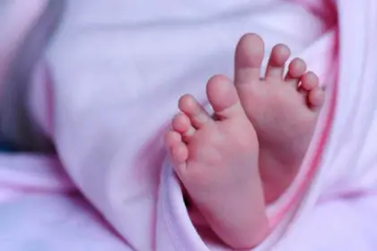 Bebé de tres meses muere asfixiado tras ser aplastado por sus padres en estado de ebriedad