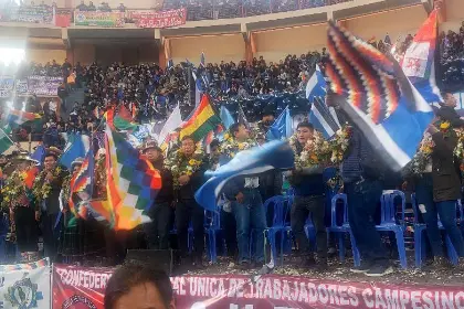 En ampliado del MAS, Arce anuncia el fin del “dedazo”, llama a usar “todo el arsenal” contra el evismo y la oposición en los comicios y urge alianzas