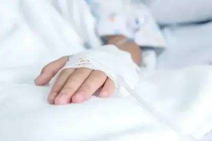 Mujer lucha por su vida en terapia intensiva tras ser apuñalada por el padre de sus hijos