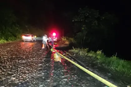 Dos heridos y cinco desaparecidos deja la caída de una vagoneta en un río en la ruta Cochabamba – Santa Cruz