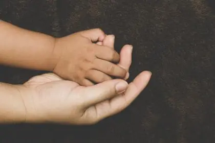 Niños cambiados al nacer vuelven con sus madres biológicas después de seis años