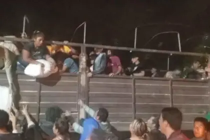 Saquean un camión con paquetes de harina en Camiri