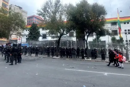 Maestros son gasificados en La Paz; la Policía dice que fue para rescatar a un funcionario público