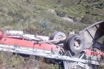 Reportan tres muertos en La Paz por la caída de un camión a un barranco de 500 metros