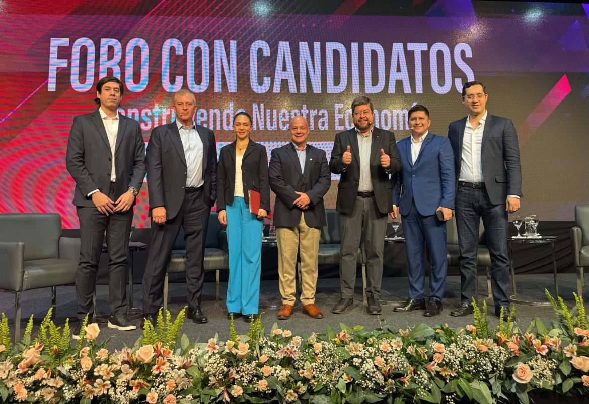 Samuel Doria Medina fue el único candidato presidencial que asistió al Foro de la CADEX