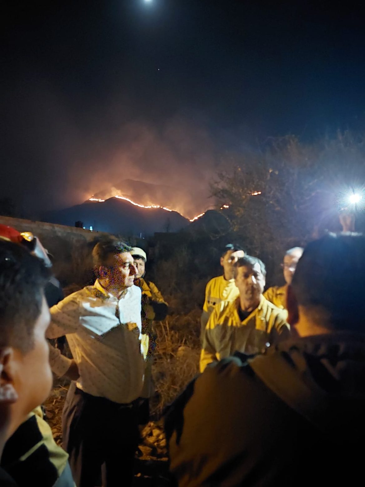 El viento se lleva consigo la esperanza de controlar el incendio en la cordillera de Sama