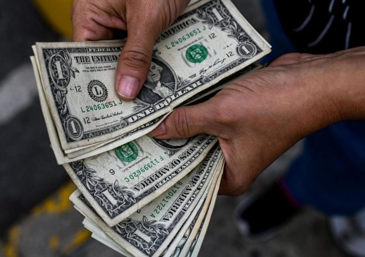 El socialismo logra que el salario mínimo en Venezuela caiga a un dólar por mes