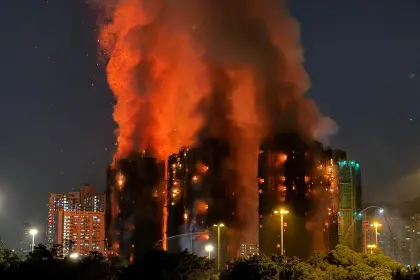 Al menos 36 muertos y casi 300 desaparecidos deja un incendio que arrasa un complejo residencial de Hong Kong