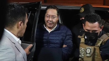 “No nos hemos ido”, dice Arce al ingresar a San Pedro