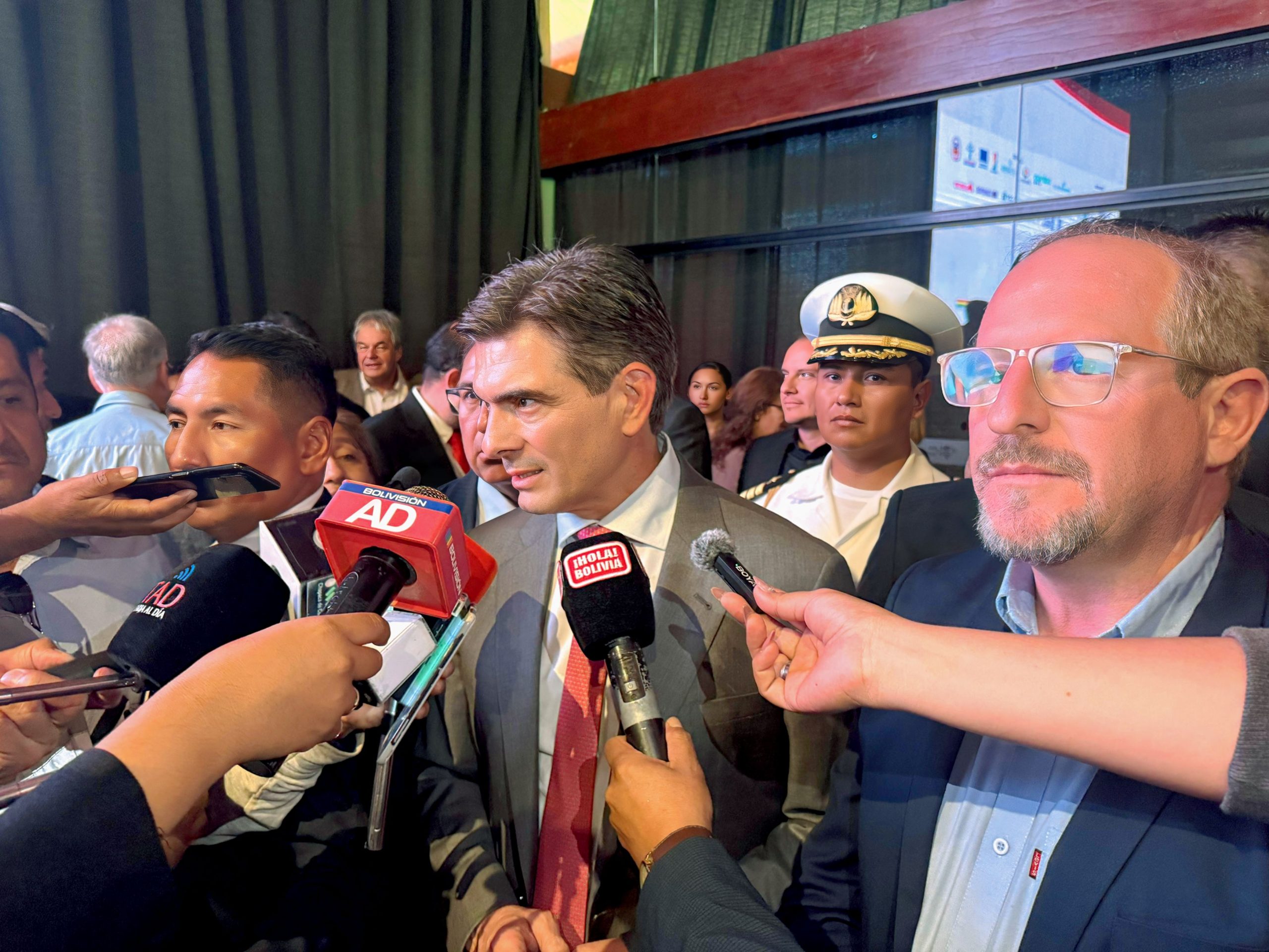 Presidente Paz destaca a Tarija como eje estratégico del país y expresa reconocimiento al exgobernador Adrián Oliva