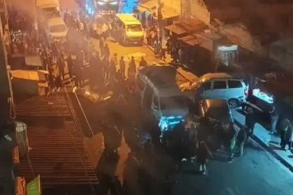 Tragedia en puertas de Adepcoca: Dos muertos y nueve heridos en un choque de un vehículo contra otros dos motorizados