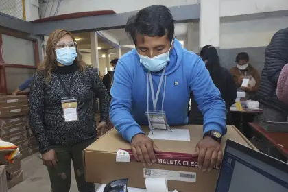 Transitar en vehículo sin permiso de autorización el día de las elecciones se sanciona con Bs 660