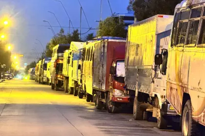 Buscan diésel: Las filas de vehículos se incrementan en surtidores del eje central del país