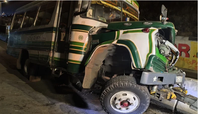 Conductor se da a la fuga tras accidente en la autopista La Paz–El Alto