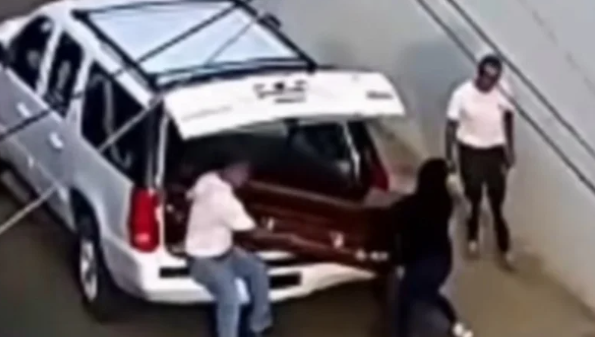 Abandonan un ataúd con el cuerpo de un hombre en plena calle; todo quedó en video