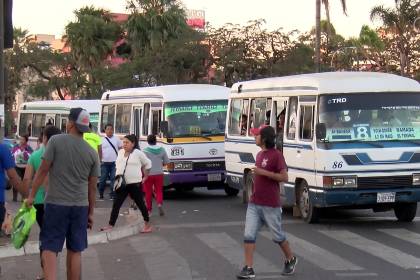 Choferes de Bolivia realizan un ampliado este martes en Santa Cruz para definir una posición por el precio del diésel